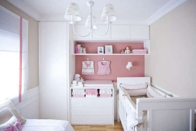 46. Quarto pequeno de beb&ecirc; decorado em tons de branco e rosa