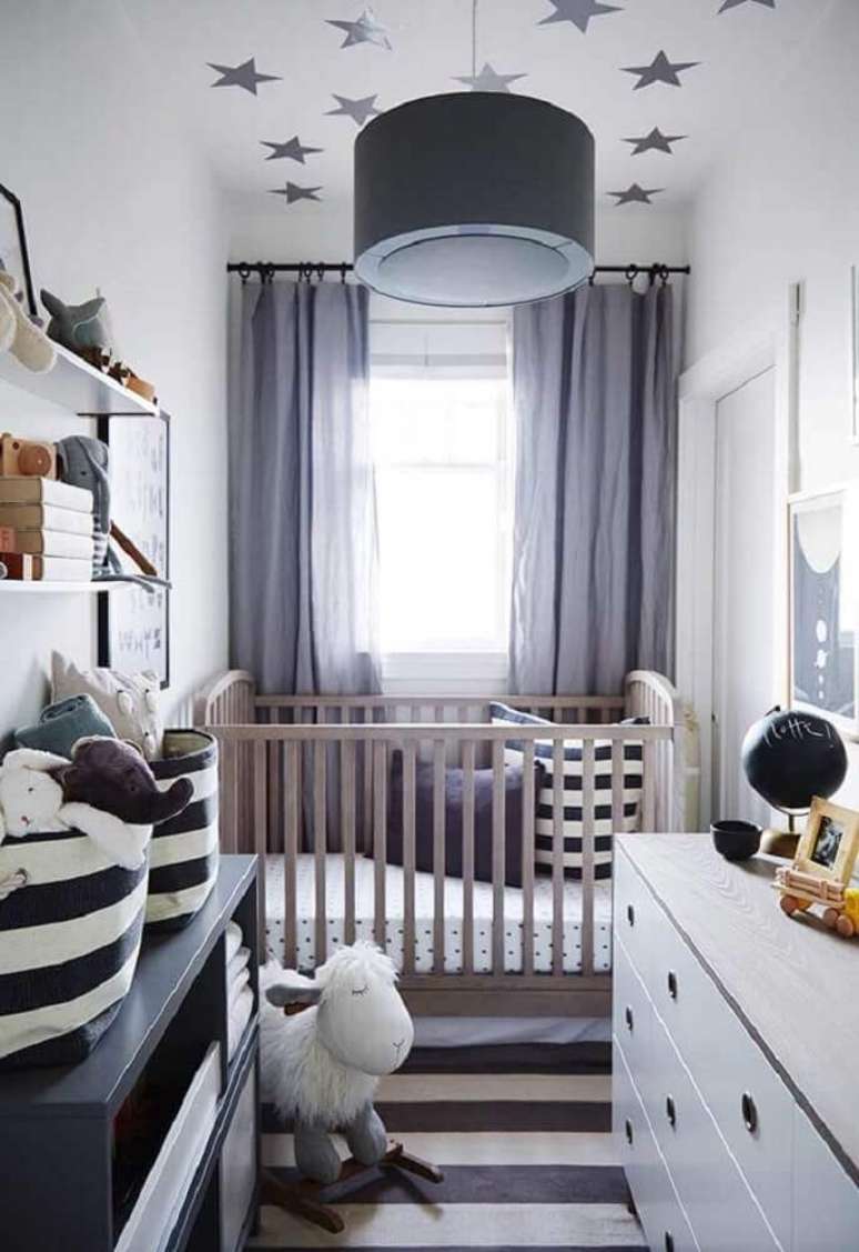 48. O preto e tons de cinza escuro tamb&eacute;m podem fazer parte da decora&ccedil;&atilde;o do quarto de beb&ecirc; simples e pequeno