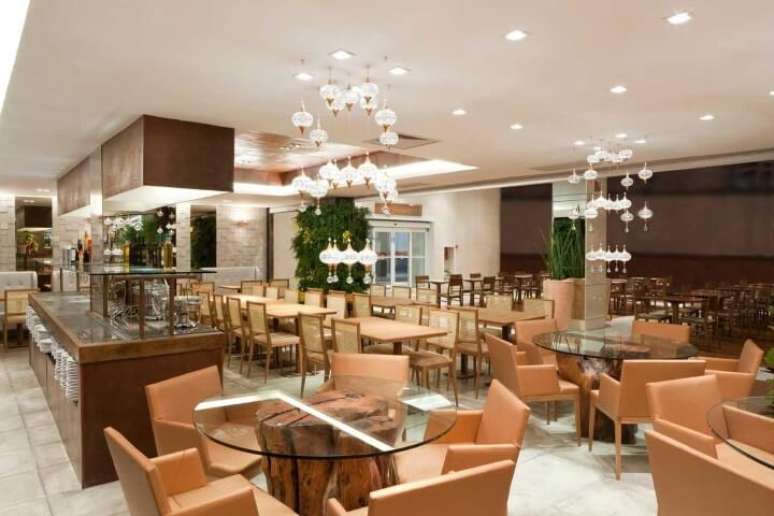 15. Restaurante com mesas redondas e retangulares. Projeto de LF Rezende