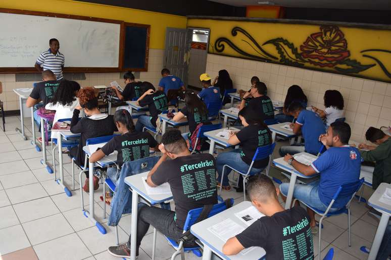 Alunos se preparam em sala de aula