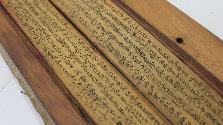Alguns dos manuscritos reunidos no local estão em diferentes línguas, incluindo telugo