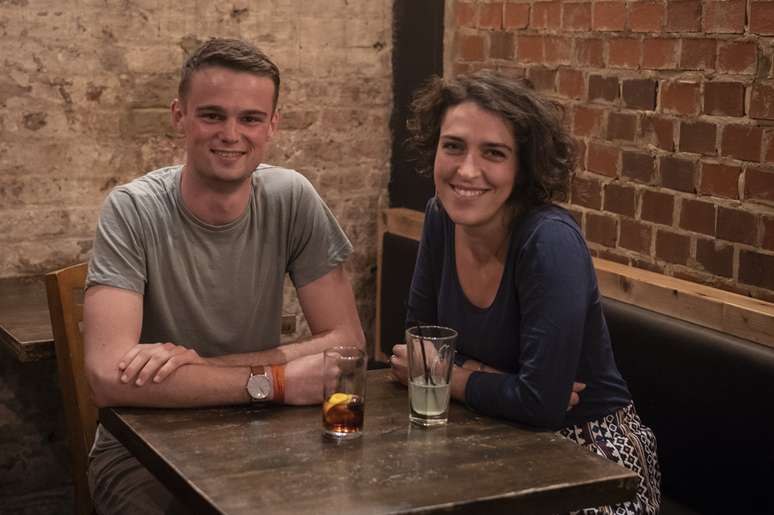 Will and Cristina em um restaurante em Londres; eles antes só conversavam sobre o atentado, mas viraram confidentes