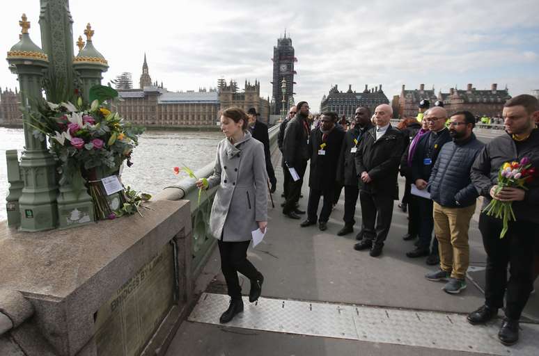 Cerimônia pelas vítimas do ataque na ponte de Westminster; cinco pessoas morreram naquele dia
