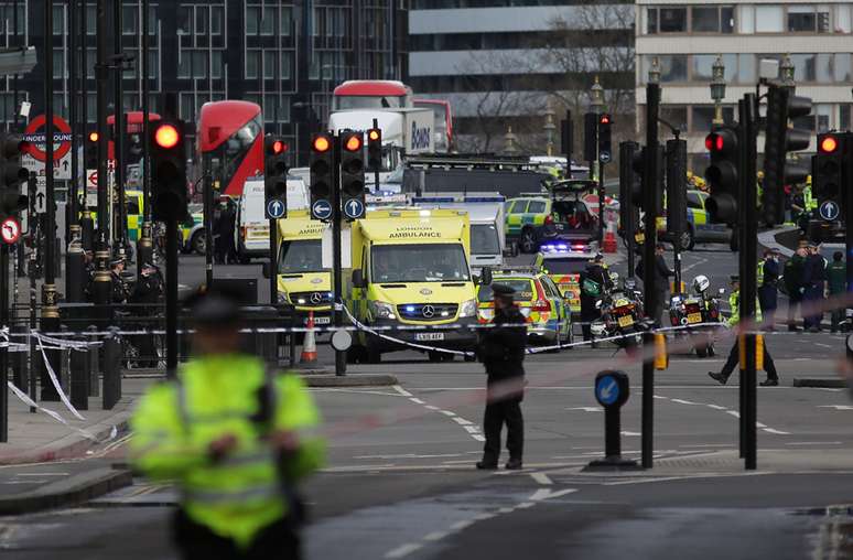 Trânsito e ambulâncias na região de Westminster imediatamente após o ataque; Cristina viu a confusão e decidiu tentar ajudar as vítimas