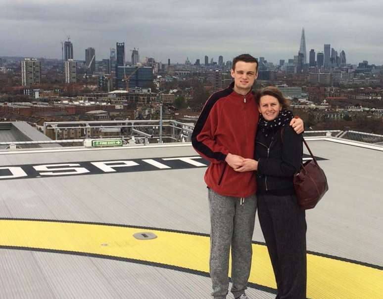 Will com sua mãe em Londres; ele precisou de cuidados médicos nos meses após o atentado