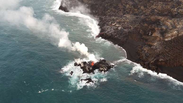 O influxo de lava no oceado formou uma pequena ilha no Havaí