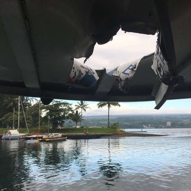 A bomba de lava furou o teto da embarcação e feriu turistas