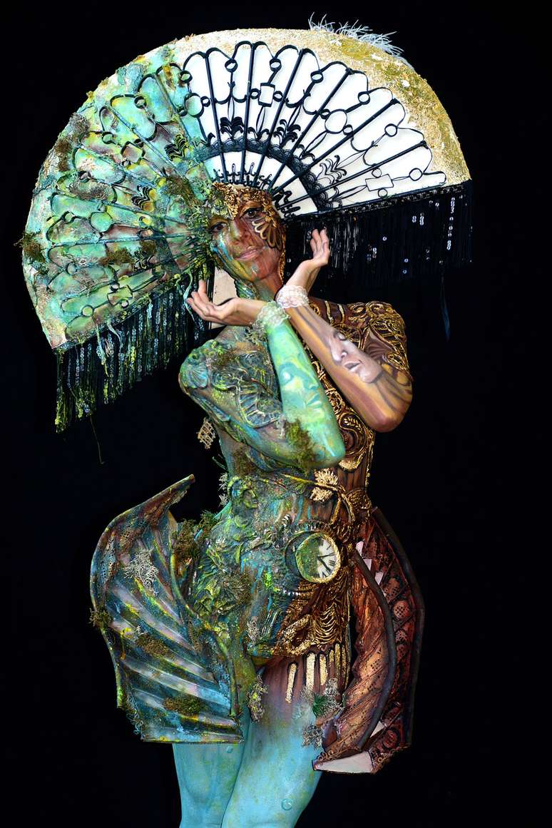 Modelo com o corpo pintado pelos artistas Yvonne Zonnenberg-Hughes e Astric Hughes, da África do Sul