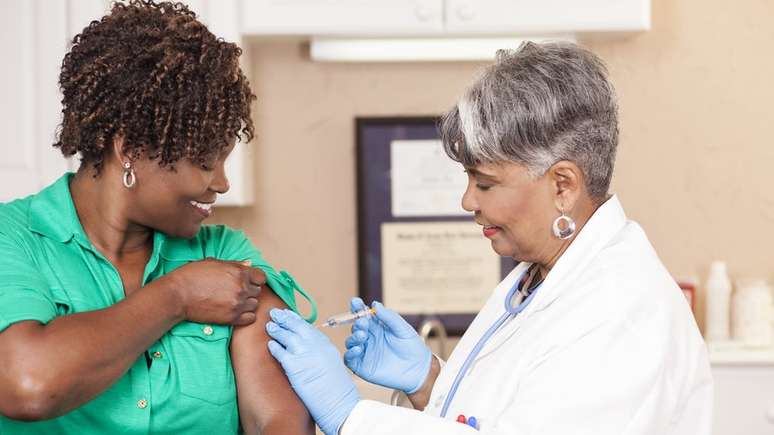 A medida mais eficaz contra o sarampo é a vacinação; grávidas e pessoas com imunidade baixa não podem se vacinar