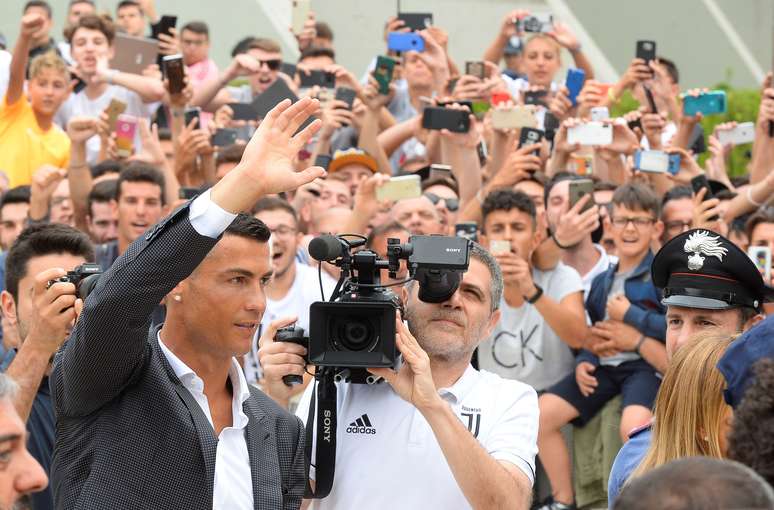 Cristiano Ronaldo acena para torcedores em Turim, na Itália