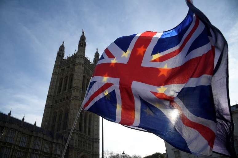 Manifestantes anti-Brexit acenam com bandeira brit&acirc;nica em frente ao Parlamento 30/01/2018 REUTERS/Toby Melville