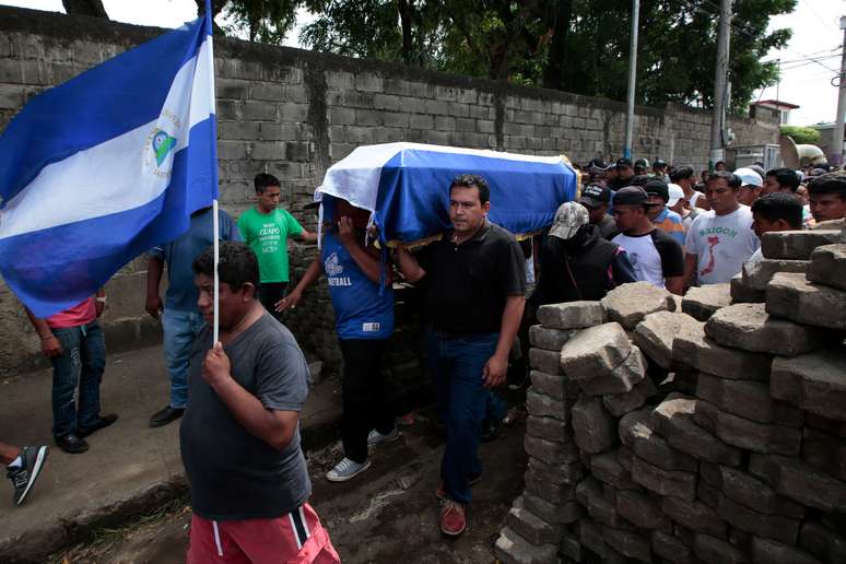 Familiares e amigos carregam caixão de homem morte durante confrontos em protestos na Nicarágua 16/07/2018 REUTERS/Oswaldo Rivas