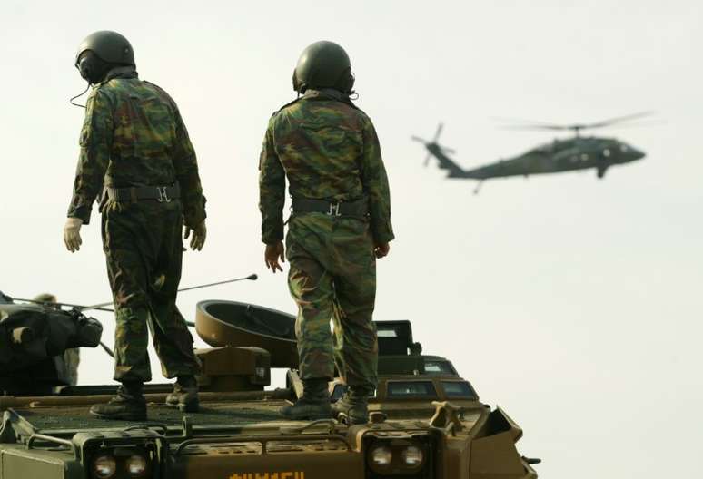 Soldados sul-coreanos observam helicóptero perto de Pohang 21/03/2003
REUTERS/Darren Whiteside