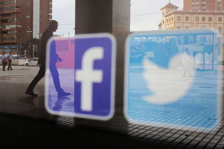 Logos do Twitter e do Facebook em vitrine em Malaga, Espanha
04/06/2018
REUTERS/Jon Nazca