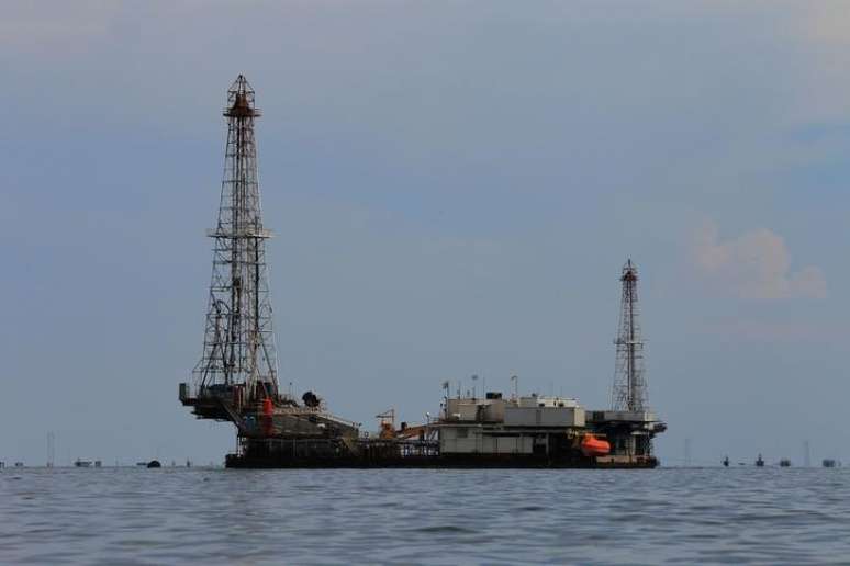 Instala&ccedil;&atilde;o usada na produ&ccedil;&atilde;o de petr&oacute;leo em Lagunillas 24/5/2018 REUTERS/Isaac Urrutia 