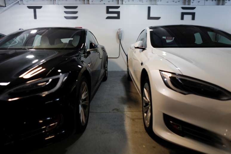 Tesla Model 3 s&atilde;o expostos em San Diego
 30/5/2018    
REUTERS/Mike Blake