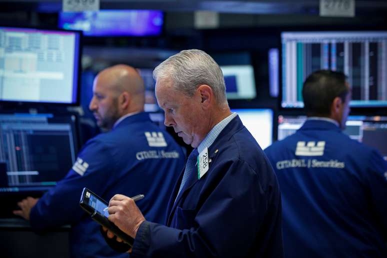 Operadores trabalham na New York Stock Exchange (NYSE) em Nova York, EUA
02/07/2018
REUTERS/Brendan McDermid