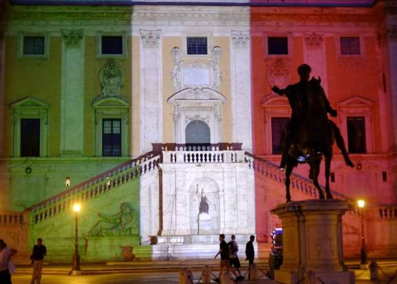 Sede da Prefeitura de Roma iluminada com as cores da bandeira italiana