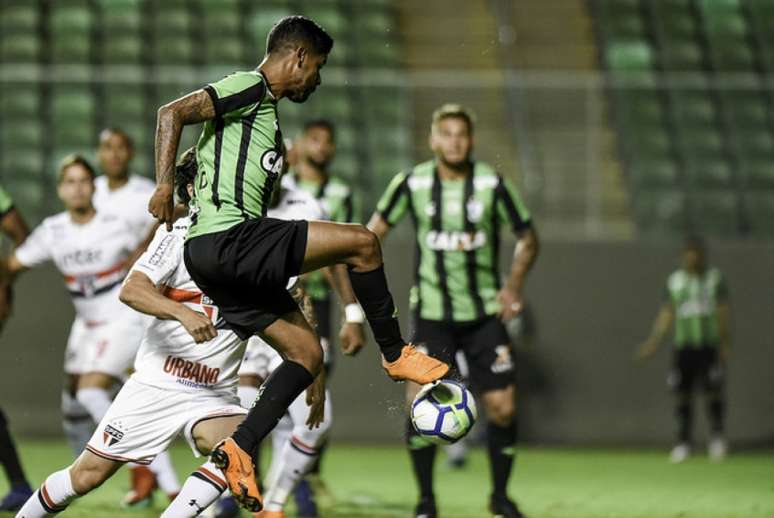 Aderlan quer boa atuação diante do Cruzeiro (Divulgação/América-MG)