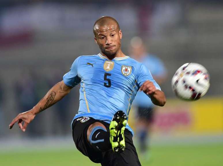 Empresário do jogador uruguaio viajou ao Brasil na última segunda (Foto: Martin Bernetti/AFP)