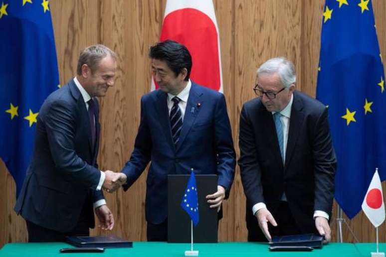 Donald Tusk, Shinzo Abe e Jean-Claude Juncker assinam acordo de livre comércio