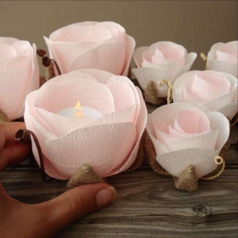40. Decora&ccedil;&atilde;o com flores de papel com velas
