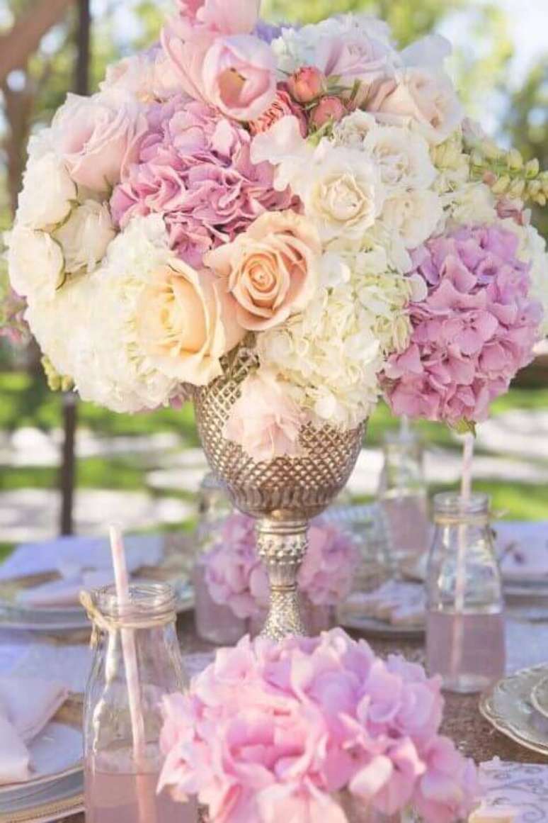 43. Decora&ccedil;&atilde;o de mesa exuberante com flores de papel