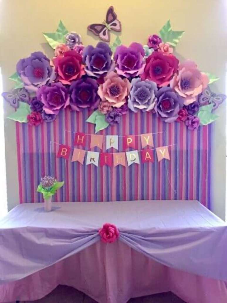 47. Decora&ccedil;&atilde;o com flores de papel roxas