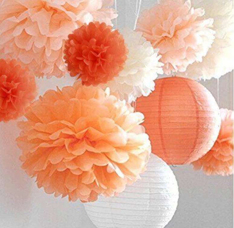 20. As flores de papel e as lanternas de mesmo tom ficaram lindas nessa d&eacute;cor