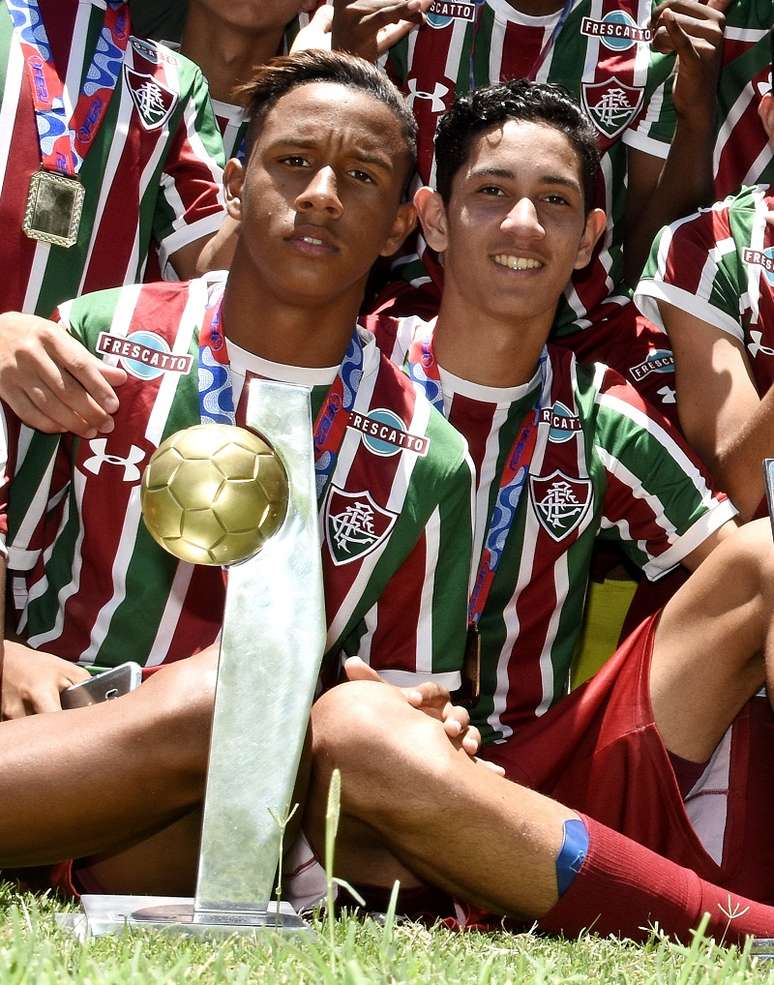 Praxedes (direita) foi acusado por torcedores de forçar a barra para deixar o Fluminense