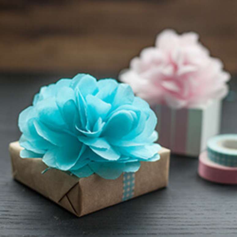 39. As flores de papel tamb&eacute;m podem embelezar lembrancinhas