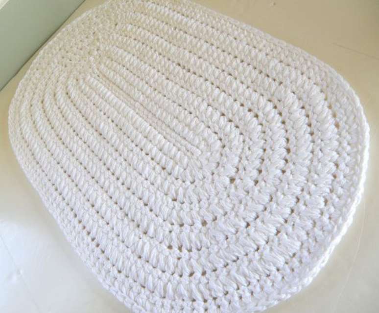 15. Tapete oval de crochê branco simples