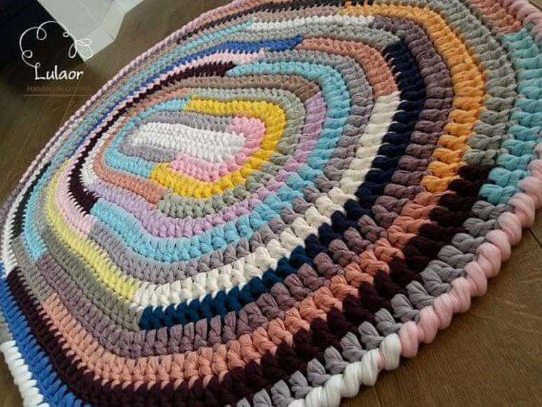2. O tapete de crochê oval colorido é lindo e super tradicional