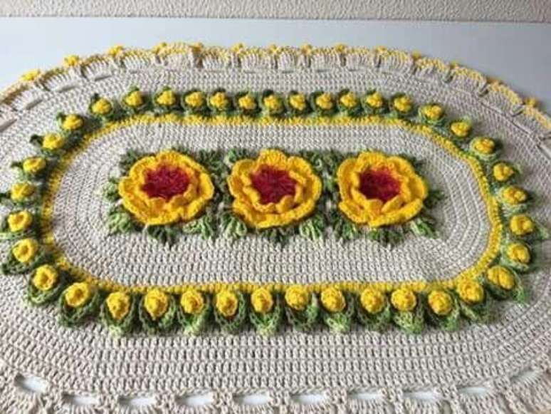 13. Tapete de croch&ecirc; oval com flores amarelas grandes e pequenas