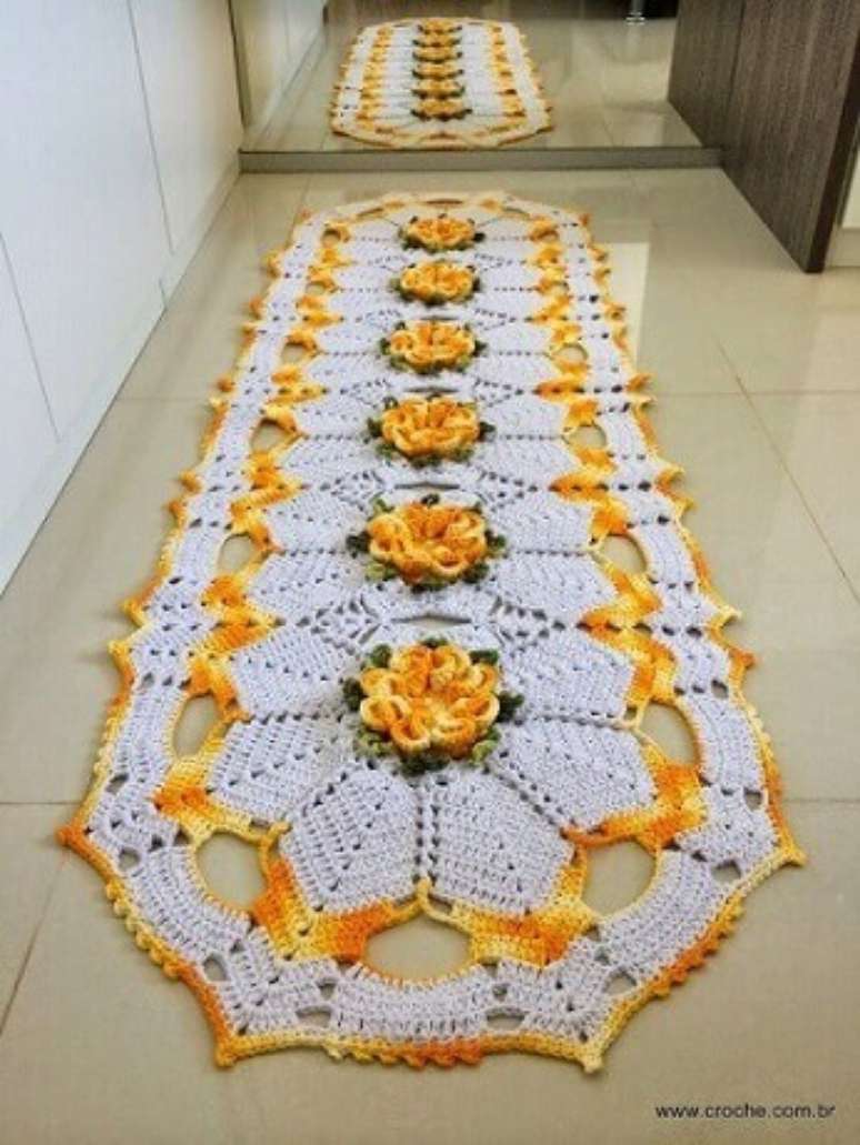 7. O tapete de crochê oval com flores é clássico