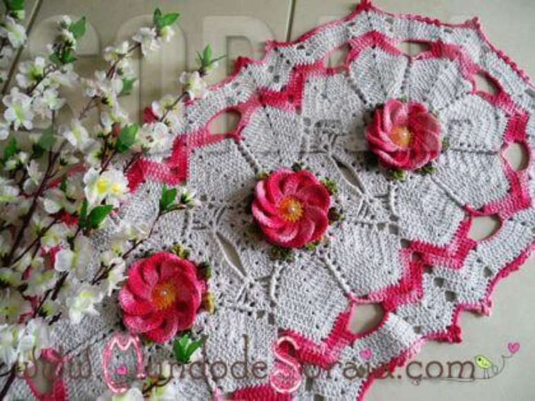27. Tapete branco de crochê com flores rosas