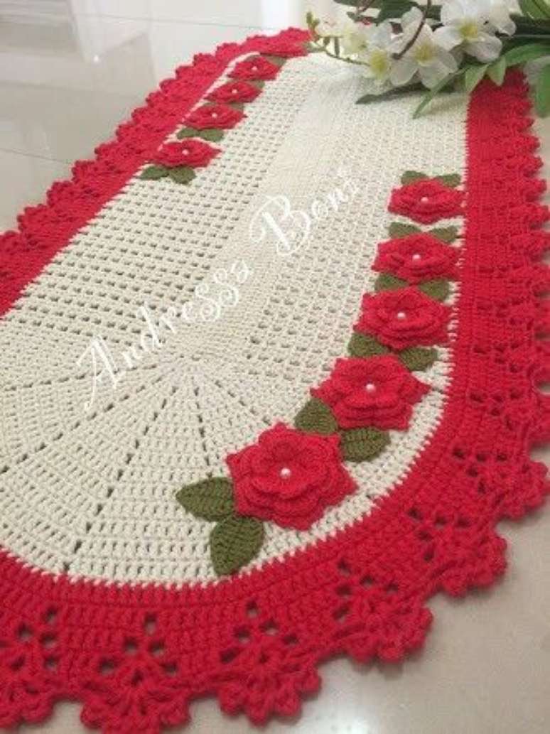 17. Tapete de crochê oval com flor e borda vermelha