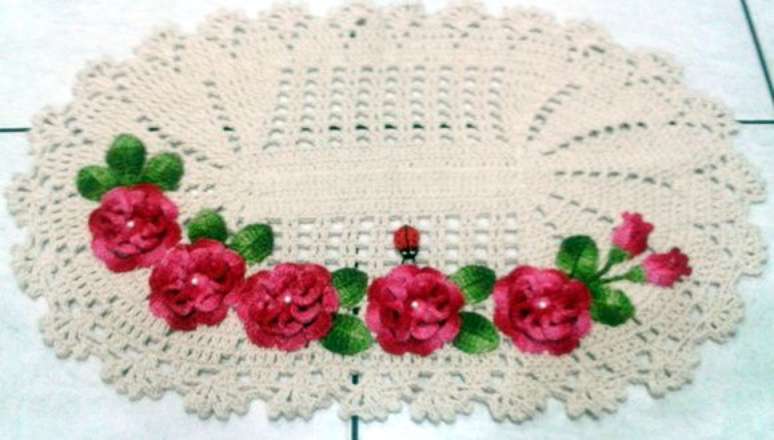 3. Os modelos de tapete de crochê oval com flores são super charmosos