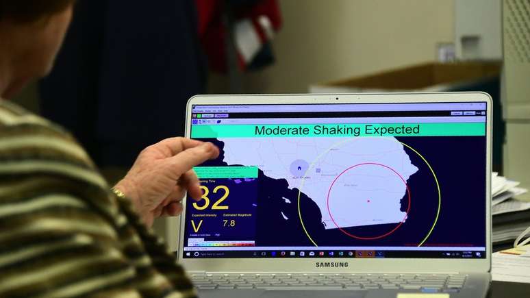 Um sistema de alerta precoce de terremotos para a costa oeste dos EUA, chamado ShakeAlert, está sendo desenvolvido e testado neste momento