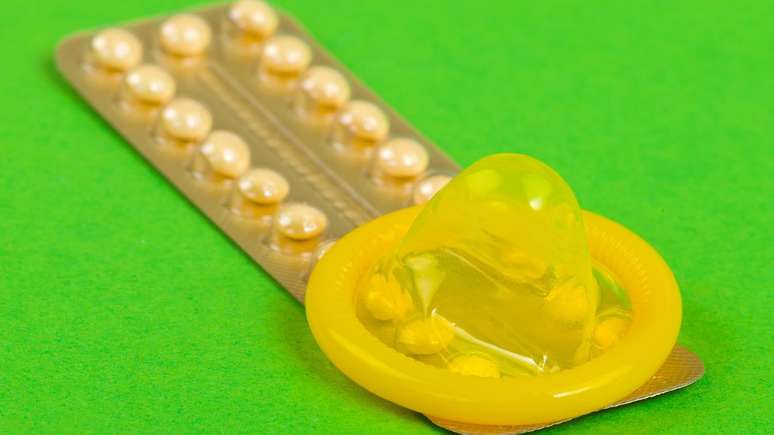 Especialista aponta cortes nos orçamentos de saúde pública, que têm dificultado o acesso de alguns jovens aos serviços de contracepção, como desafio
