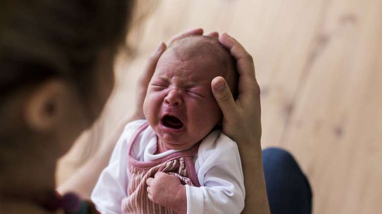 Um dos testes avaliou que os bebês de mães que tiveram depressão neonatal apresentavam reação mais negativa a alterações na luz e som