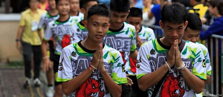 Meninos fazem tradicional saudação tailandesa após receberem alta de hospital