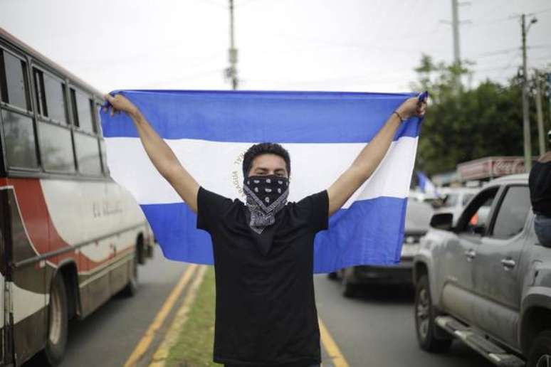 Manifestante protesta contra governo de Daniel Ortega em Manágua, capital da Nicarágua