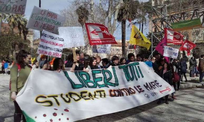 Estudantes protestam em Roma contra atuação das máfias