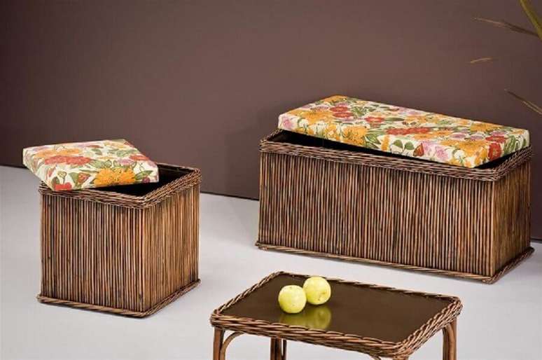 38- Puff com estrutura em madeira.