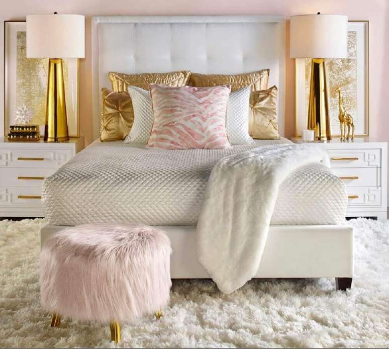 39. Decora&ccedil;&atilde;o para quarto feminino em tons de branco, rosa e dourado com puff com tecido peludinho