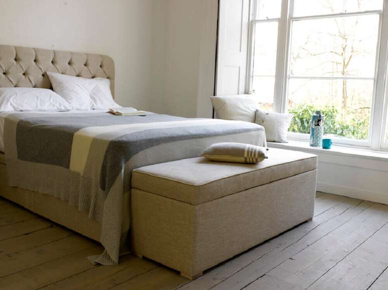 40. Decora&ccedil;&atilde;o para quarto r&uacute;stico com recamier ba&uacute;