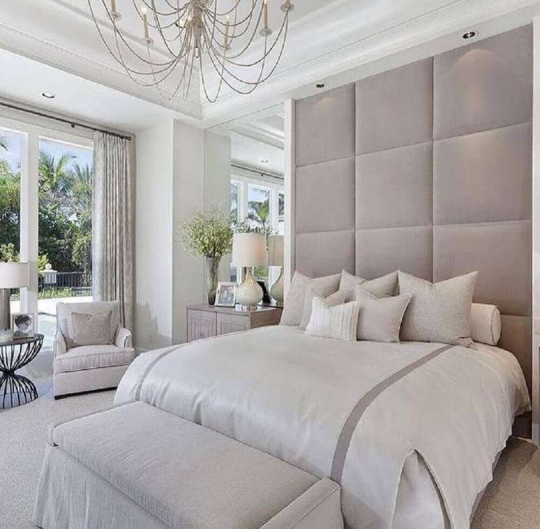 7. Decora&ccedil;&atilde;o sofisticada para quarto de casal com recamier ba&uacute;