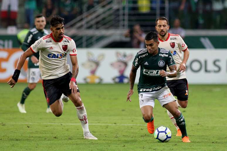 Dudu carrega a bola marcado por Lucas Paquetá no jogo entre Flamengo e Palmeiras, no Alliaz Parque, pela 12ª rodada do Brasileirão, antes da Copa