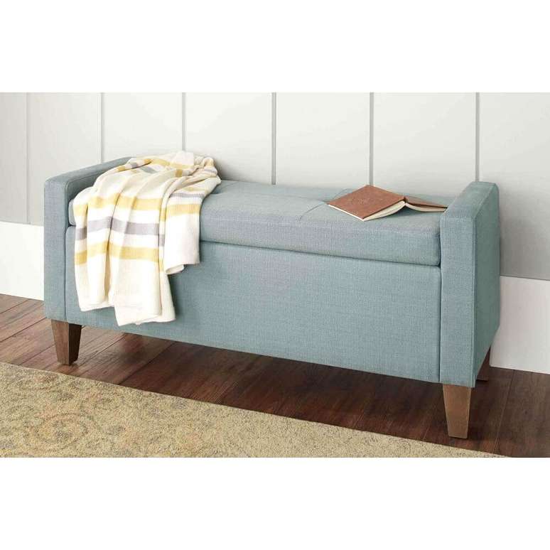 42. Delicado modelo de puff ba&uacute; retangular com tecido azul claro e pezinhos de madeira